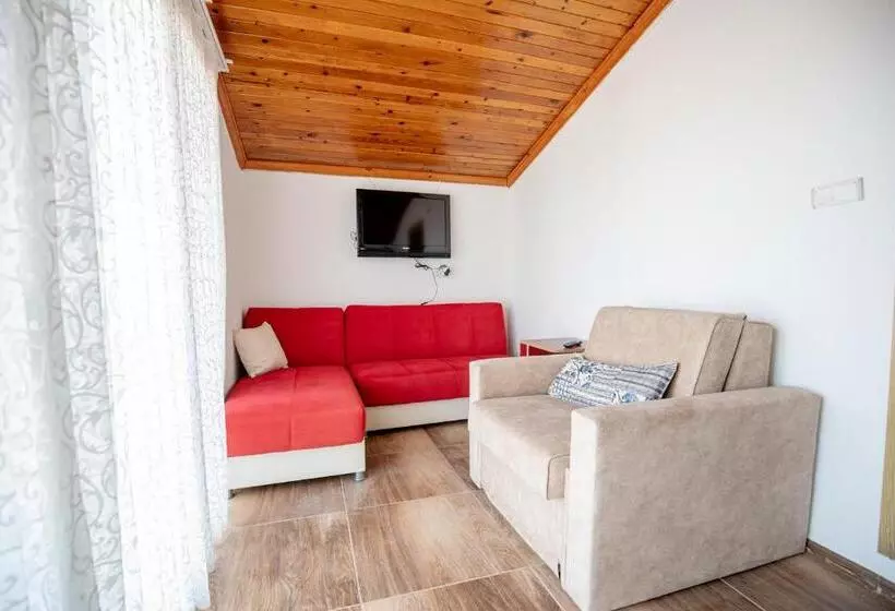 Hotelli çuhadar Ahşap Evleri̇