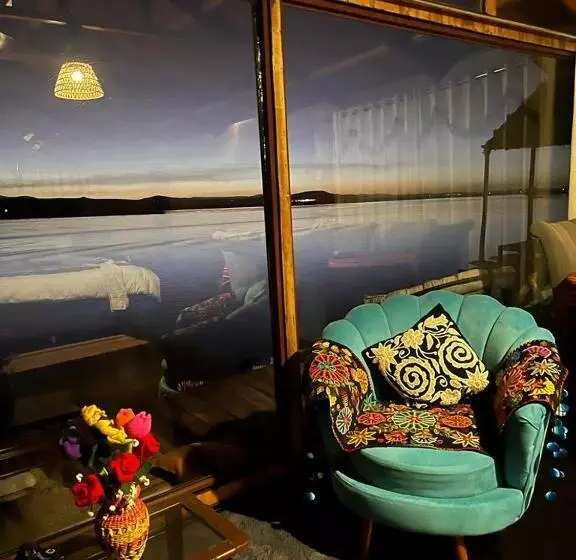 هتل Uros Walysuma Titicaca Lodge