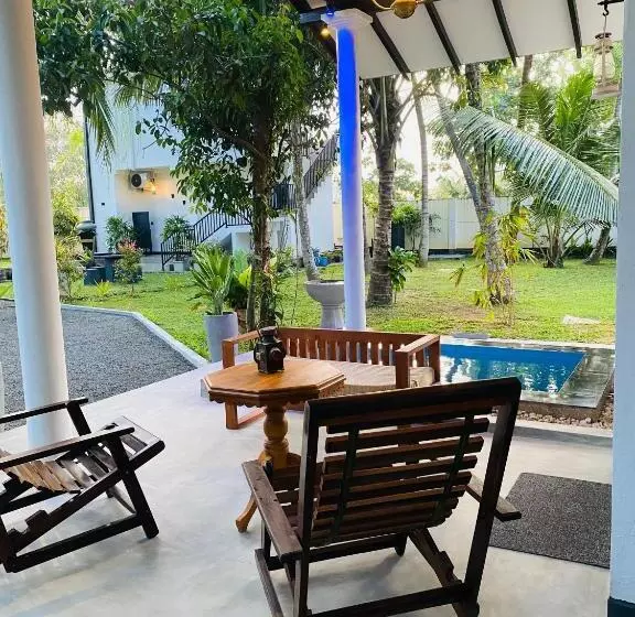 تختخواب و صبحانه Kingsman Villa