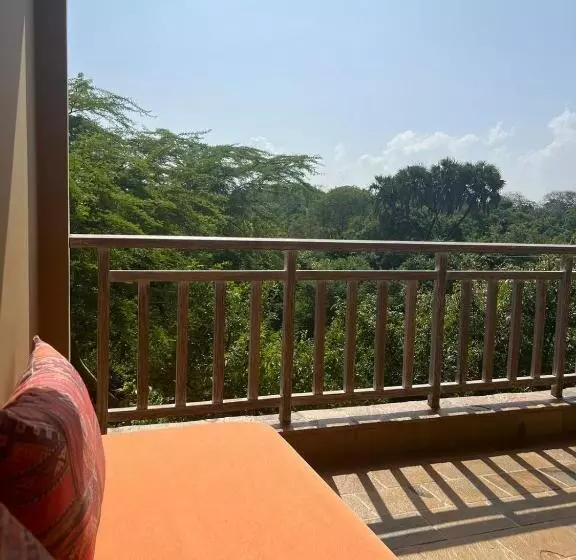 تختخواب و صبحانه Tombo House