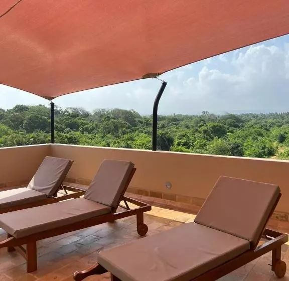تختخواب و صبحانه Tombo House