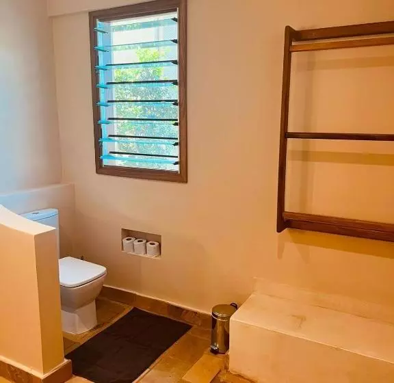 تختخواب و صبحانه Tombo House
