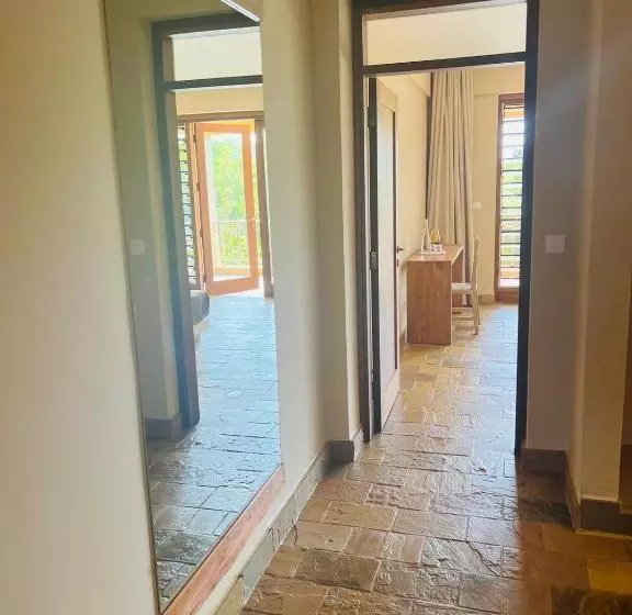 تختخواب و صبحانه Tombo House