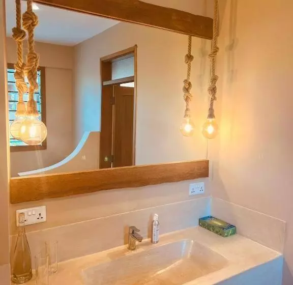 تختخواب و صبحانه Tombo House