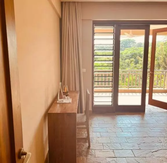 تختخواب و صبحانه Tombo House
