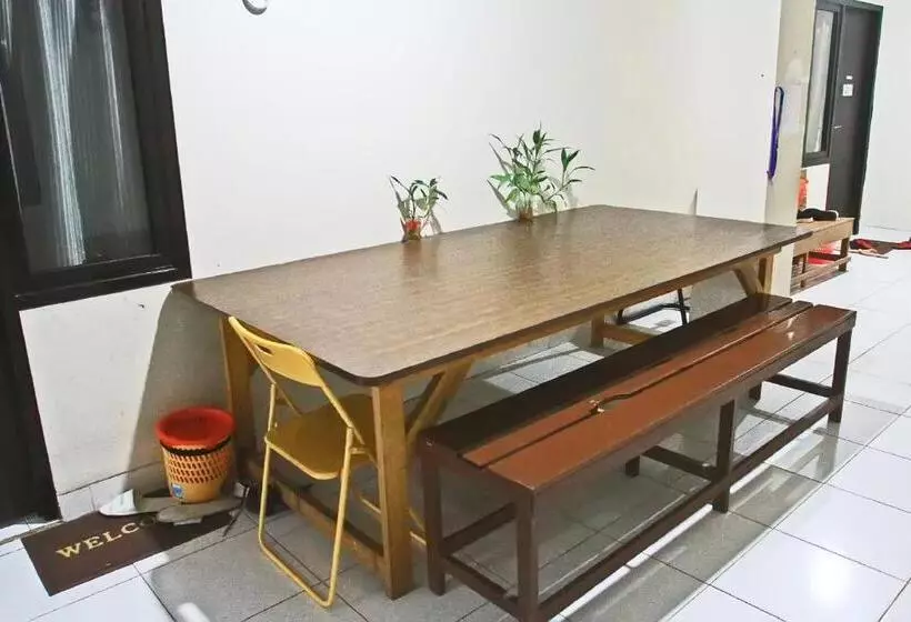 ホテル Reddoorz Plus At Pelita Guest House Balikpapan