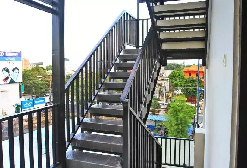 ホテル Reddoorz Plus At Pelita Guest House Balikpapan