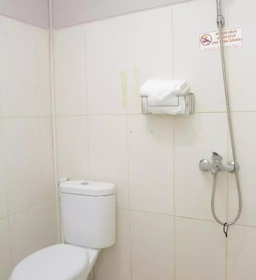 ホテル Reddoorz Plus At Pelita Guest House Balikpapan