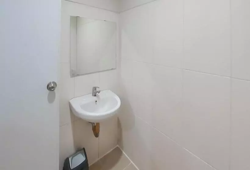 ホテル Reddoorz Plus At Pelita Guest House Balikpapan
