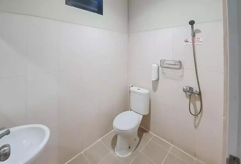 ホテル Reddoorz Plus At Pelita Guest House Balikpapan