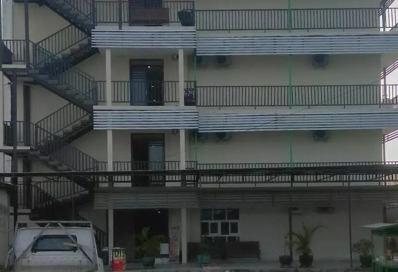 ホテル Reddoorz Plus At Pelita Guest House Balikpapan
