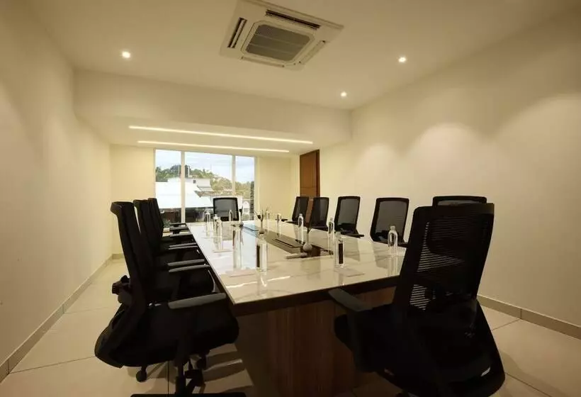 ホテル Royal Plaza Suites By Rak Rooms