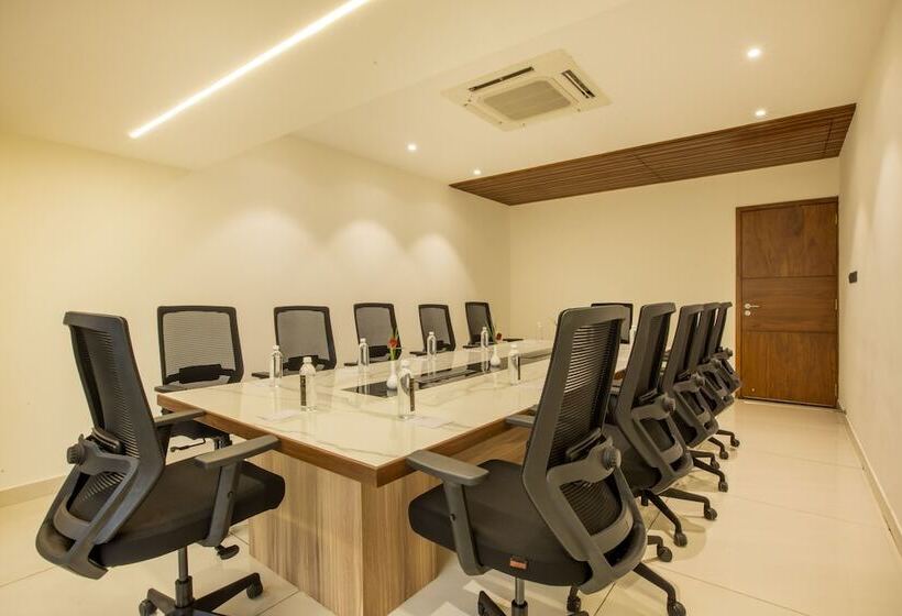 هتل Royal Plaza Suites By Rak Rooms