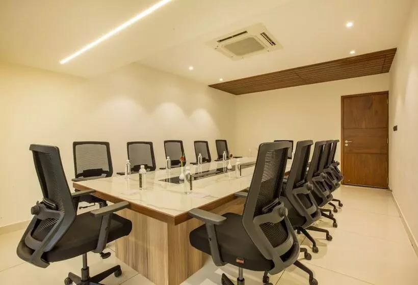 ホテル Royal Plaza Suites By Rak Rooms