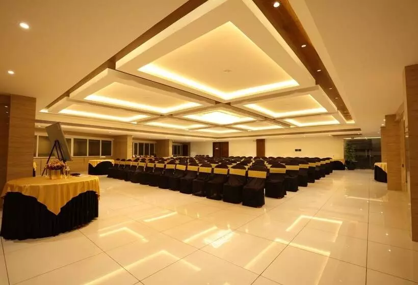 ホテル Royal Plaza Suites By Rak Rooms