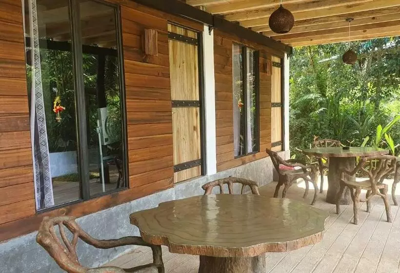 Hotelli Sinharaja Hostel