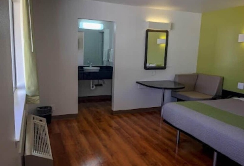 فندق على الطريق American Inn