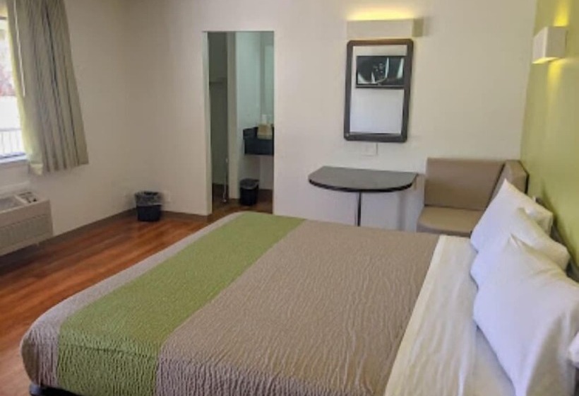 فندق على الطريق American Inn