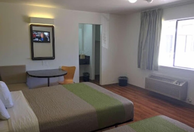 فندق على الطريق American Inn