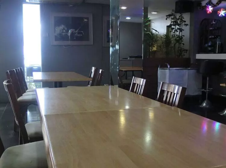 ホテル Elegant Circle Inn