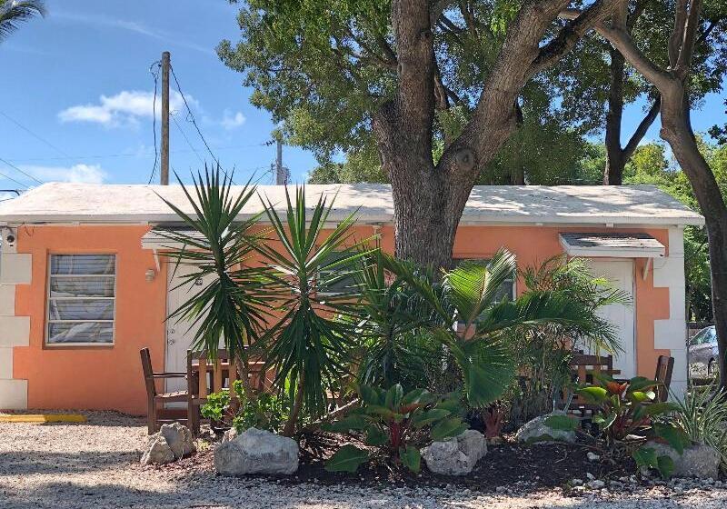 Отель The Pelican Key Largo Cottages