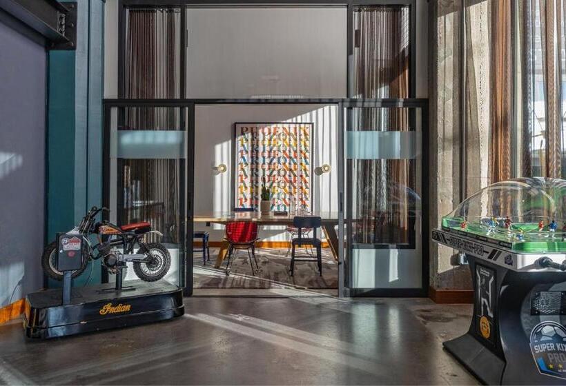 Отель Moxy Phoenix Downtown