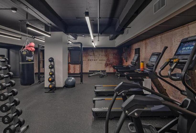 Отель Moxy Phoenix Downtown