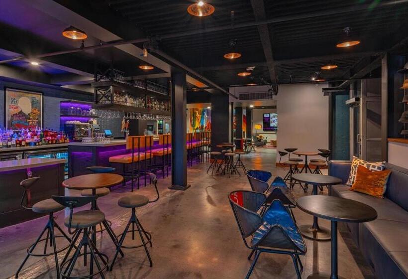 Отель Moxy Phoenix Downtown