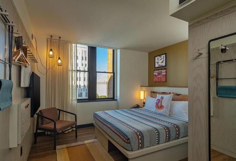 Отель Moxy Phoenix Downtown