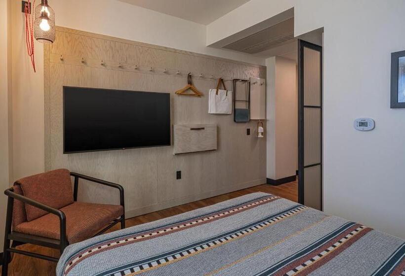 Отель Moxy Phoenix Downtown