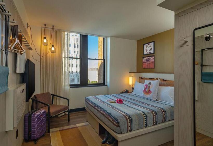 Отель Moxy Phoenix Downtown