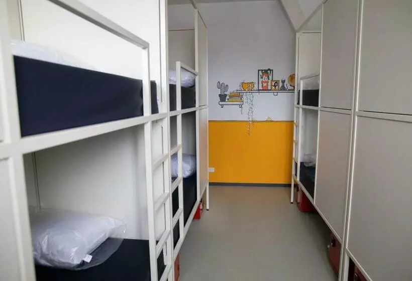 Hostel & Bar De Basis