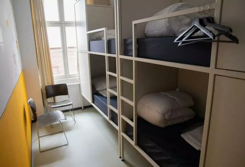 Hostel & Bar De Basis