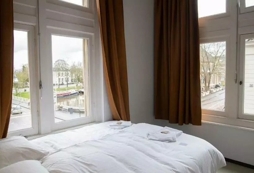 Hostel & Bar De Basis