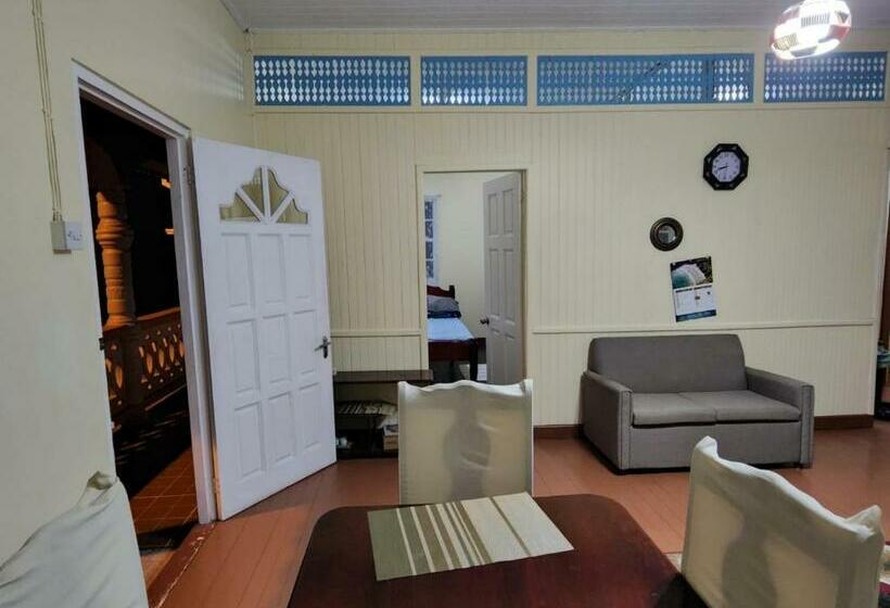 تختخواب و صبحانه Gouyave Town. Fish Friday Street