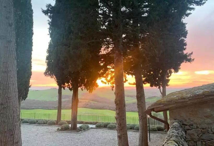 هتل Fattoria Monastero Sant Anna In Camprena