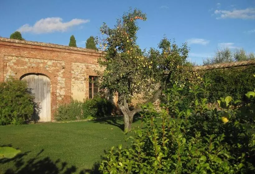 هتل Fattoria Monastero Sant Anna In Camprena