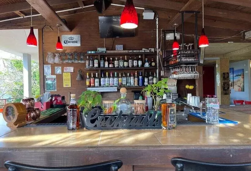 پانسیون Red Flamboyan Guesthouse And Restaurant