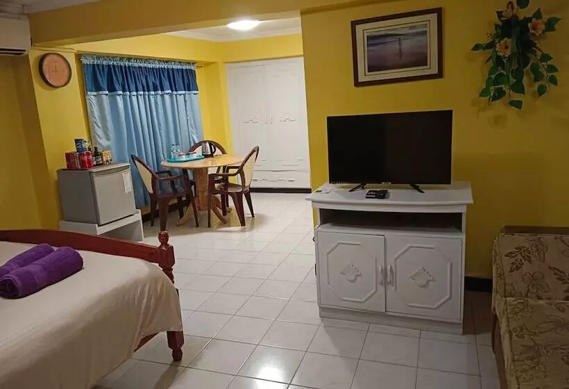 Hotelli Arizona Beach Resort, Subic Bay, Philippines 2200