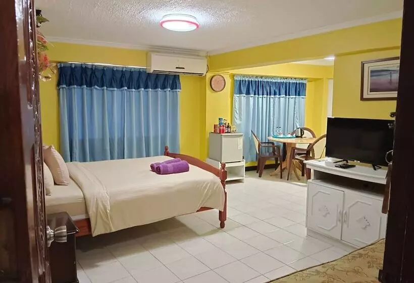 Hotelli Arizona Beach Resort, Subic Bay, Philippines 2200