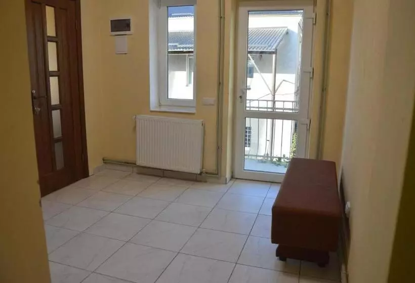 ユースホステル хостел під фікусом