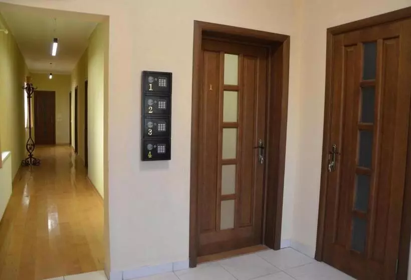 ユースホステル хостел під фікусом