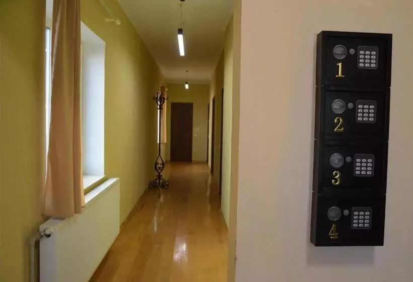 ユースホステル хостел під фікусом