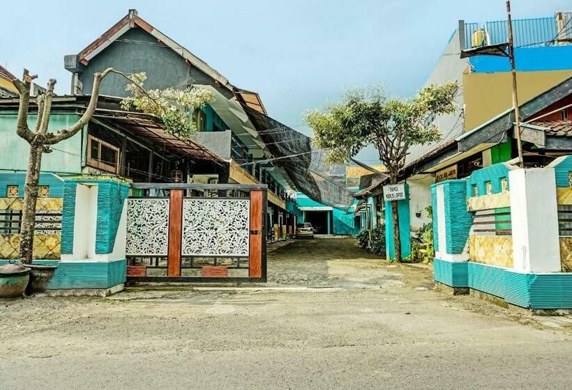 Szálloda Spot On 92400 Dhaha Penginapan House Syariah