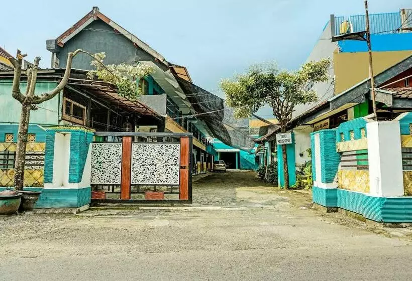 ホテル Spot On 92400 Dhaha Penginapan House Syariah