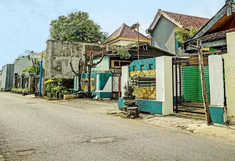 ホテル Spot On 92400 Dhaha Penginapan House Syariah