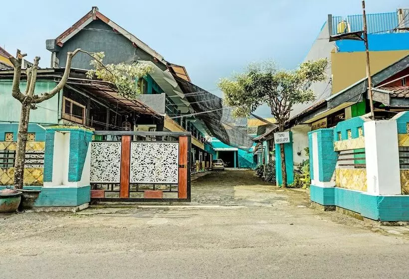 ホテル Spot On 92400 Dhaha Penginapan House Syariah