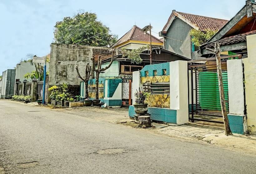 Szálloda Spot On 92400 Dhaha Penginapan House Syariah