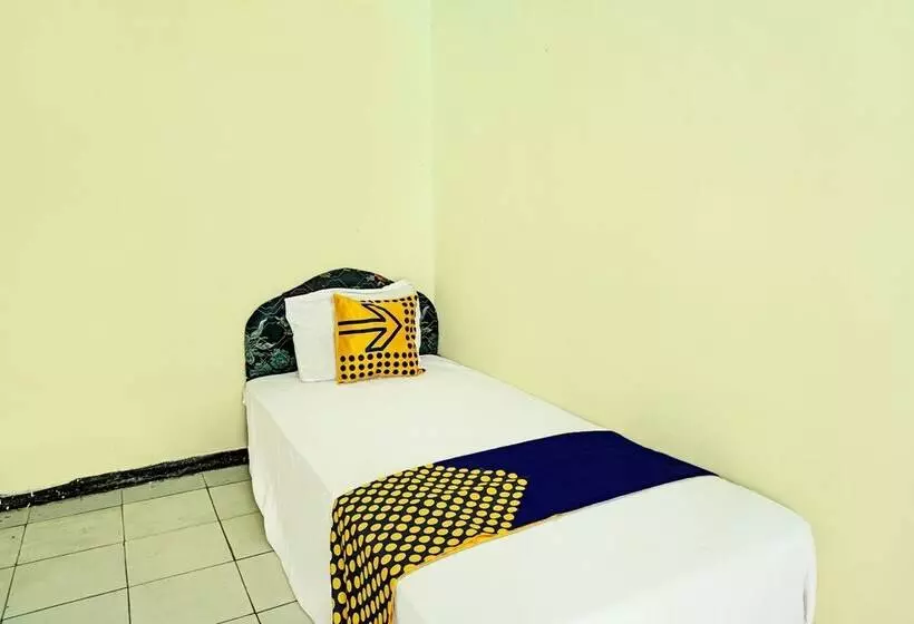 ホテル Spot On 92400 Dhaha Penginapan House Syariah