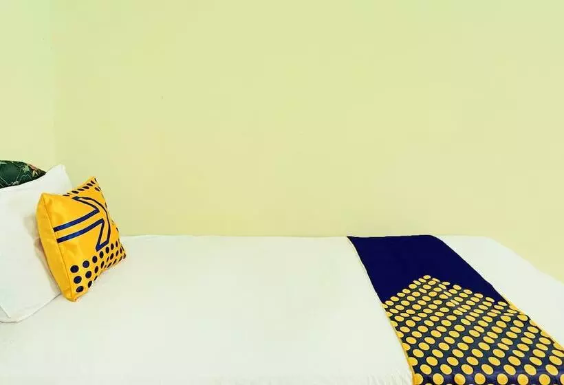 ホテル Spot On 92400 Dhaha Penginapan House Syariah